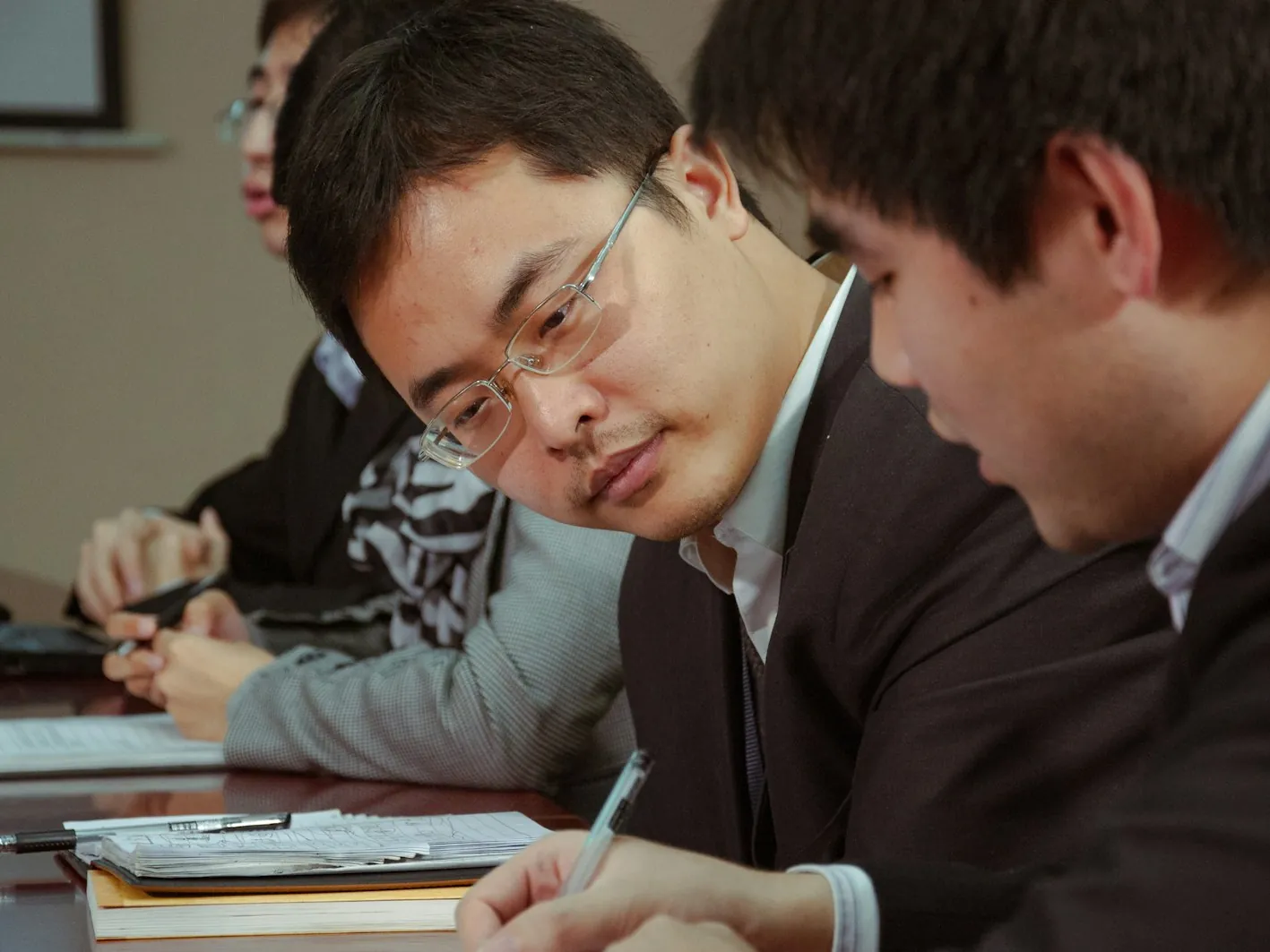 團隊開會討論、做筆記的情境